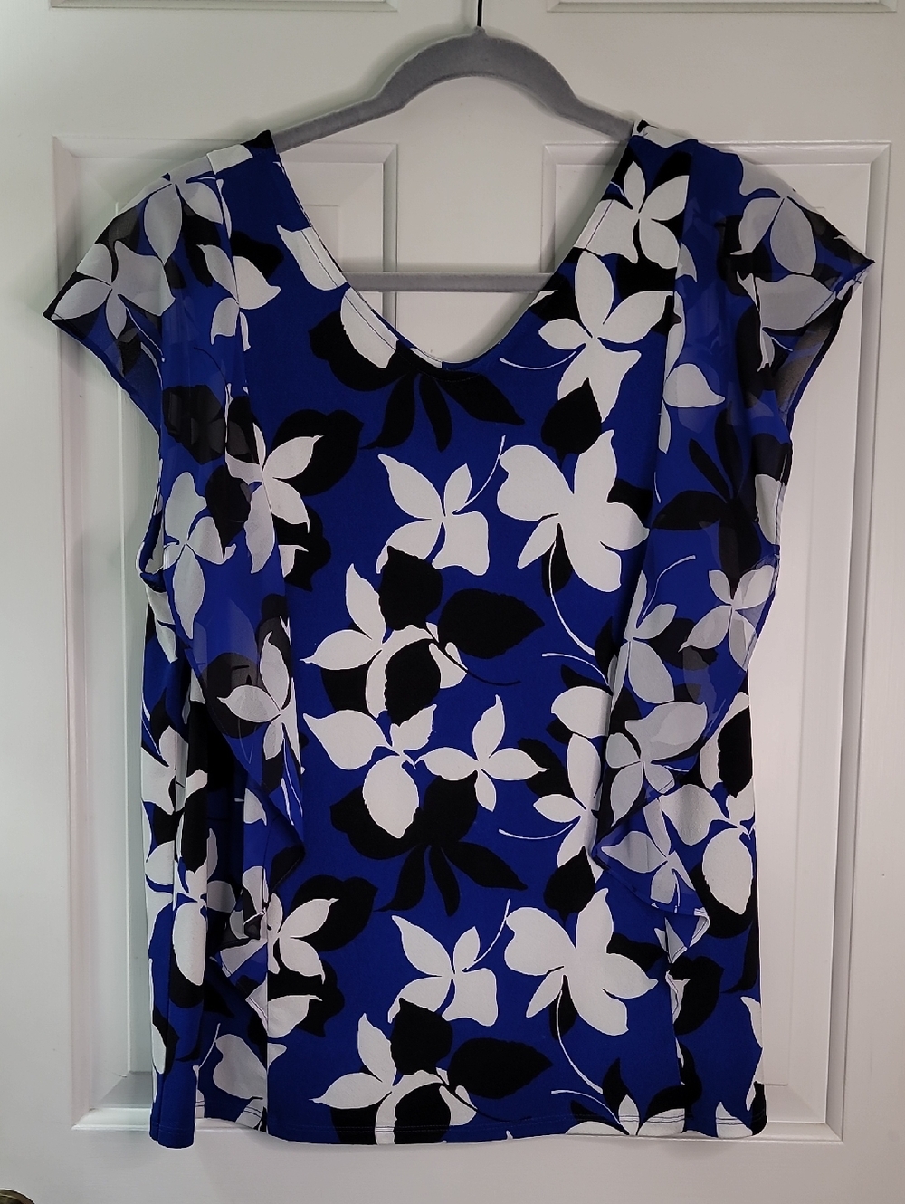 Roz & Ali Ruffle Sleeve Floral Top